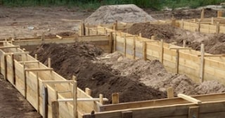 Ленточный фундамент с цоколем в Подольске - от 15781 руб.