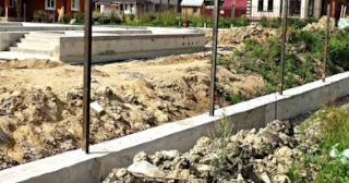 Фундамент под забор заказать в Подольске - заливка фундамента для забора | от 1558 за п.м.
